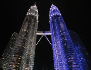 Aplicación de gemelos digitales en la Industria 4.0 para la simulación y optimización de procesos en manufactura.