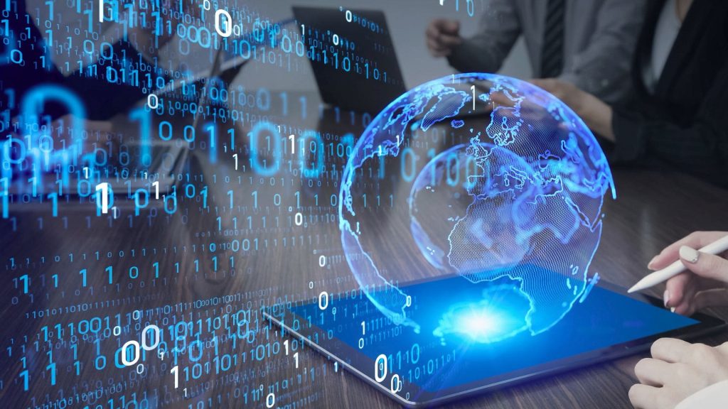 Análisis de un gemelo digital en la Industria 4.0, mostrando una mano interactuando con un holograma del mundo sobre una tablet.