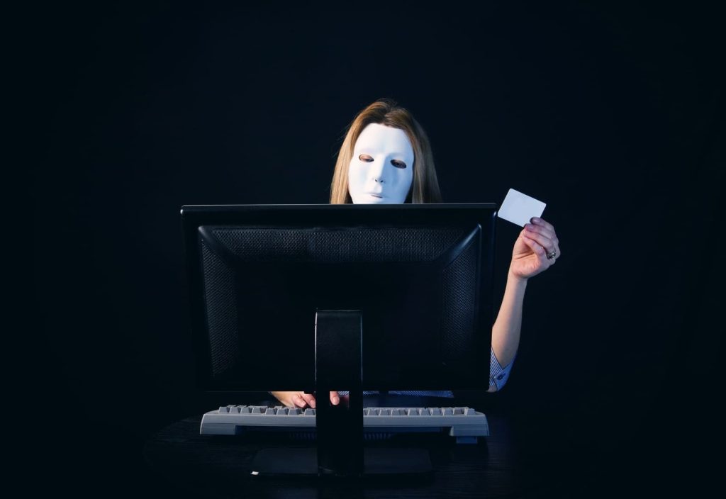 Riesgo de fraude financiero por ataques de deepfake, con un actor malicioso suplantando la identidad de un ejecutivo para robar fondos.