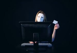 Riesgo de fraude financiero por ataques de deepfake, con un actor malicioso suplantando la identidad de un ejecutivo para robar fondos.