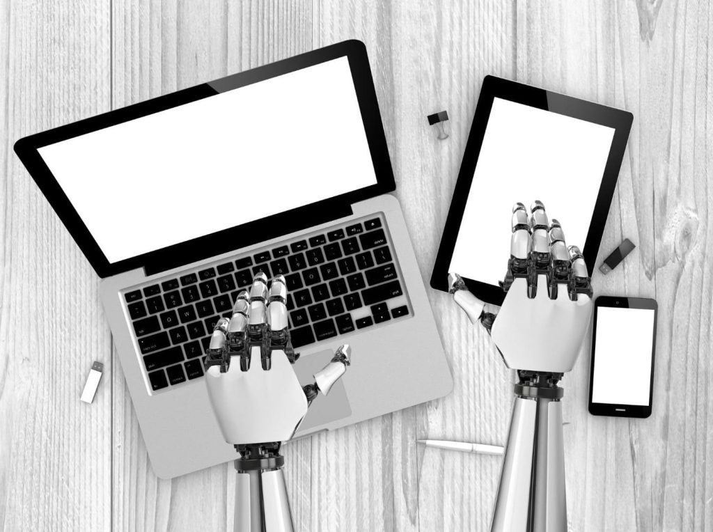 Manos de un robot trabajando en una laptop, representando la creciente presión por adoptar la IA en las empresas.