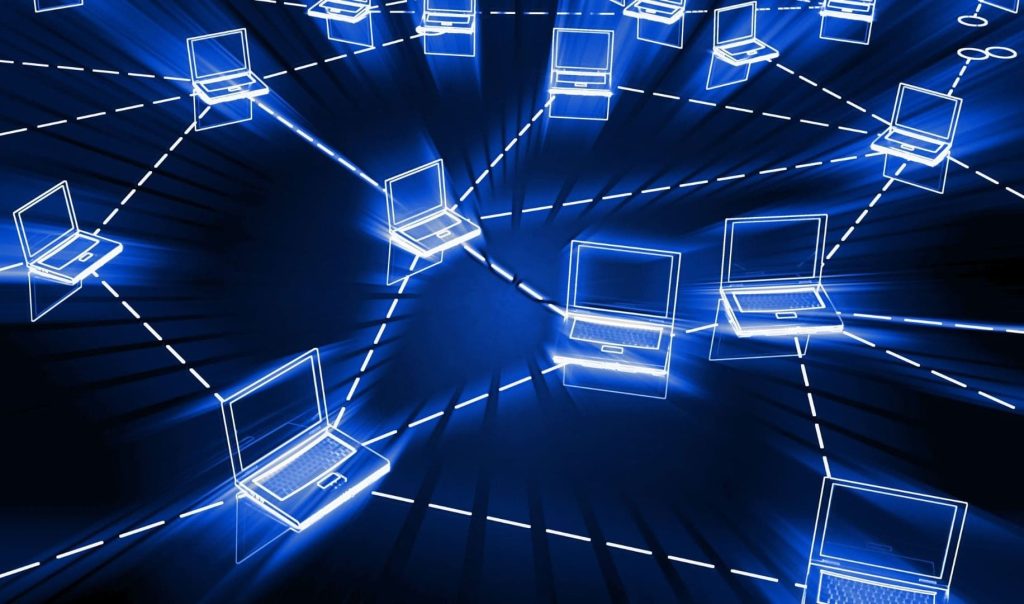 Red de computadoras interconectadas que representa la necesidad de soluciones de ciberseguridad integradas para simplificar la gestión.