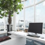 Espacio de trabajo moderno y profesional con computadora, representando un entorno de productividad de Microsoft 365.