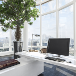 Espacio de trabajo moderno y profesional con computadora, representando un entorno de productividad de Microsoft 365.
